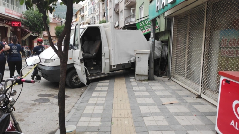 Bursa'da Kazada Savrulan Kamyonetin Çarptığı Yaya Öldü